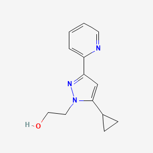 molecular formula C13H15N3O B1483698 2-(5-cyclopropyl-3-(pyridin-2-yl)-1H-pyrazol-1-yl)ethan-1-ol CAS No. 2098070-13-2
