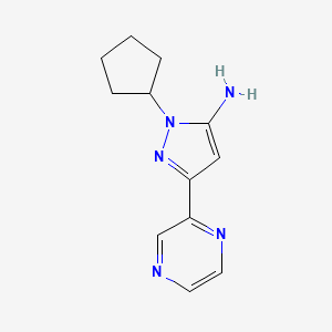 molecular formula C12H15N5 B1483829 1-cyclopentyl-3-(pyrazin-2-yl)-1H-pyrazol-5-amine CAS No. 2097967-08-1