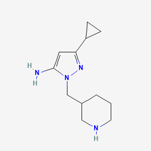 molecular formula C12H20N4 B1483832 3-环丙基-1-(哌啶-3-基甲基)-1H-吡唑-5-胺 CAS No. 2097981-22-9