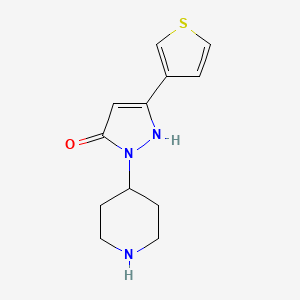 molecular formula C12H15N3OS B1484048 1-(piperidin-4-yl)-3-(thiophen-3-yl)-1H-pyrazol-5-ol CAS No. 2098090-21-0