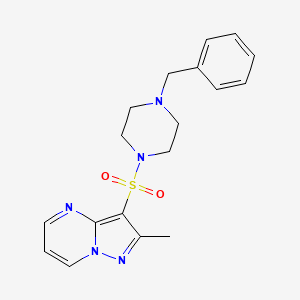 molecular formula C18H21N5O2S B1484515 3-[(4-Benzyl-1-piperazinyl)sulfonyl]-2-methylpyrazolo[1,5-a]pyrimidine CAS No. 2206967-23-7