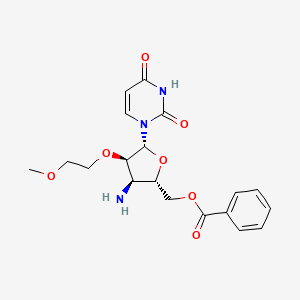 [(2S,3R,4R,5R)-3-amino-5-(2,4-dioxopyrimidin-1-yl)-4-(2-methoxyethoxy)oxolan-2-yl]methyl benzoate