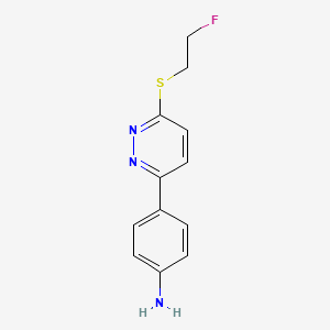 molecular formula C12H12FN3S B1485158 4-{6-[(2-Fluoroethyl)sulfanyl]pyridazin-3-yl}anilin CAS No. 2097995-72-5