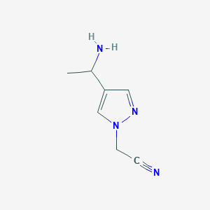molecular formula C7H10N4 B1485436 2-[4-(1-氨基乙基)-1H-吡唑-1-基]乙腈 CAS No. 1872098-01-5