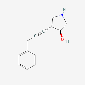 molecular formula C13H15NO B1485672 (3S,4R)-4-(3-苯基丙-1-炔-1-基)吡咯烷-3-醇 CAS No. 2165774-93-4