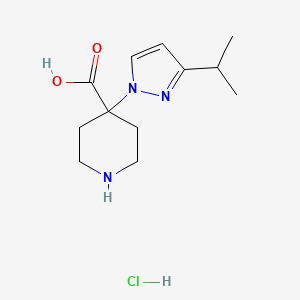 molecular formula C12H20ClN3O2 B1485976 4-(3-Isopropyl-1H-pyrazol-1-yl)-4-piperidinecarboxylic acid hydrochloride CAS No. 2203070-60-2