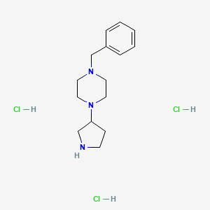 molecular formula C15H26Cl3N3 B1486048 1-Benzyl-4-(3-pyrrolidinyl)piperazine trihydrochloride CAS No. 2208786-06-3