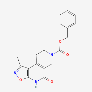 molecular formula C18H17N3O4 B1486804 1-Methyl-5-oxo-4,6,8,9-tetrahydro-5H-3-oxa-2,4,7-triaza-cyclopenta[a]naphthalene-7-carboxylicacidbenzylester CAS No. 1251002-91-1