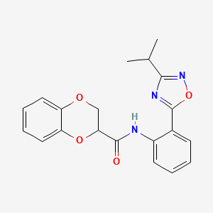 molecular formula C20H19N3O4 B14869674 N-(2-(3-isopropyl-1,2,4-oxadiazol-5-yl)phenyl)-2,3-dihydrobenzo[b][1,4]dioxine-2-carboxamide 