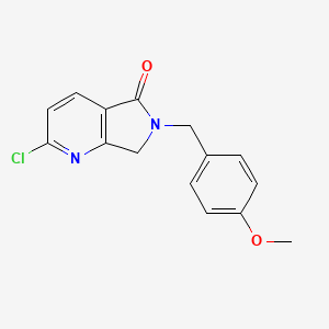 molecular formula C15H13ClN2O2 B1488078 2-氯-6-(4-甲氧基苄基)-6,7-二氢吡咯并[3,4-b]吡啶-5-酮 CAS No. 1440519-73-2