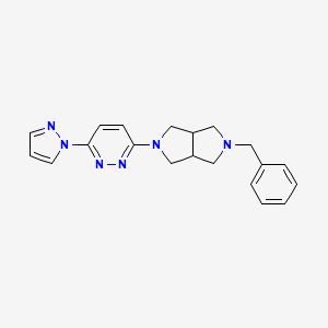 molecular formula C20H22N6 B1488590 2-(6-(1H-pyrazol-1-yl)pyridazin-3-yl)-5-benzyloctahydropyrrolo[3,4-c]pyrrole CAS No. 2098091-06-4