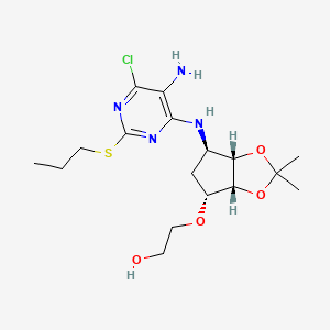 molecular formula C17H27ClN4O4S B14886348 2-(((3AR,4R,6R,6aS)-6-((5-amino-6-chloro-2-(propylthio)pyrimidin-4-yl)amino)-2,2-dimethyltetrahydro-4H-cyclopenta[d][1,3]dioxol-4-yl)oxy)ethan-1-ol 