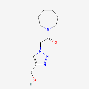 molecular formula C11H18N4O2 B1488796 1-(azepan-1-yl)-2-[4-(hydroxymethyl)-1H-1,2,3-triazol-1-yl]ethan-1-one CAS No. 1456352-76-3