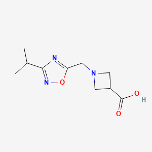 molecular formula C10H15N3O3 B1489145 1-{[3-(Propan-2-yl)-1,2,4-oxadiazol-5-yl]methyl}azetidine-3-carboxylic acid CAS No. 1341704-95-7