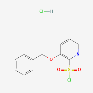 molecular formula C12H11Cl2NO3S B1489352 Clorhidrato de cloruro de 3-benciloxipiridina-2-sulfonilo CAS No. 1220039-86-0