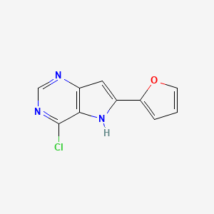 molecular formula C10H6ClN3O B1490767 4-氯-6-(呋喃-2-基)-5H-吡咯并[3,2-d]嘧啶 CAS No. 871025-07-9