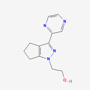molecular formula C12H14N4O B1491298 2-(3-(pyrazin-2-yl)-5,6-dihydrocyclopenta[c]pyrazol-1(4H)-yl)ethan-1-ol CAS No. 2098131-99-6