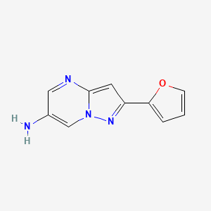 molecular formula C10H8N4O B1491750 2-(呋喃-2-基)吡唑并[1,5-a]嘧啶-6-胺 CAS No. 1476093-87-4