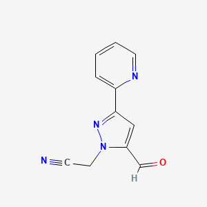 molecular formula C11H8N4O B1492042 2-(5-formyl-3-(pyridin-2-yl)-1H-pyrazol-1-yl)acetonitrile CAS No. 2092721-90-7