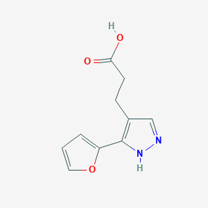 molecular formula C10H10N2O3 B1492055 3-(3-(furan-2-yl)-1H-pyrazol-4-yl)propanoic acid CAS No. 2098016-42-1