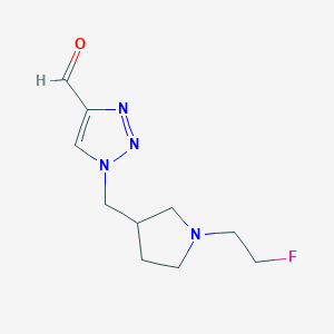molecular formula C10H15FN4O B1492126 1-((1-(2-fluoroethyl)pyrrolidin-3-yl)methyl)-1H-1,2,3-triazole-4-carbaldehyde CAS No. 2098017-29-7