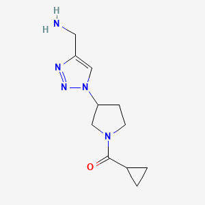 molecular formula C11H17N5O B1492718 (3-(4-(aminomethyl)-1H-1,2,3-triazol-1-yl)pyrrolidin-1-yl)(cyclopropyl)methanone CAS No. 2097978-45-3