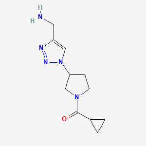 molecular formula C11H17N5O B1492718 (Cyclopropyl)(3-(4-(aminomethyl)-1H-1,2,3-triazol-1-yl)pyrrolidin-1-yl)methanon CAS No. 2097978-45-3