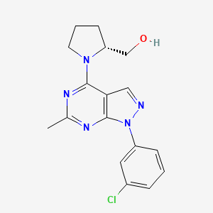 molecular formula C17H18ClN5O B1492933 [(2R)-1-[1-(3-chlorophenyl)-6-methyl-1H-pyrazolo[3,4-d]pyrimidin-4-yl]pyrrolidin-2-yl]methanol CAS No. 1461689-24-6