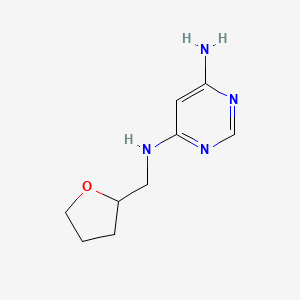 molecular formula C9H14N4O B1492976 N4-((tetrahydrofuran-2-yl)methyl)pyrimidine-4,6-diamine CAS No. 1478317-74-6