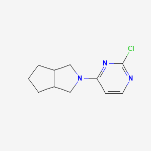 molecular formula C11H14ClN3 B1493100 2-Chloro-4-{octahydrocyclopenta[c]pyrrol-2-yl}pyrimidine CAS No. 1551973-51-3