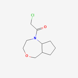 molecular formula C10H16ClNO2 B1493120 2-chloro-1-(octahydro-1H-cyclopenta[e][1,4]oxazepin-1-yl)ethan-1-one CAS No. 2097956-25-5