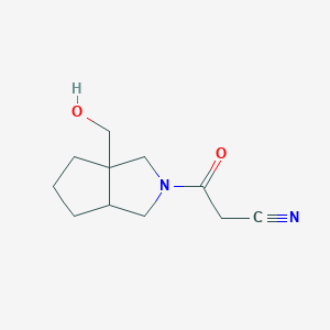 molecular formula C11H16N2O2 B1493128 3-(3a-(hydroxymethyl)hexahydrocyclopenta[c]pyrrol-2(1H)-yl)-3-oxopropanenitrile CAS No. 2098071-28-2