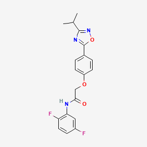 N-(2,5-difluorophenyl)-2-{4-[3-(propan-2-yl)-1,2,4-oxadiazol-5-yl]phenoxy}acetamide