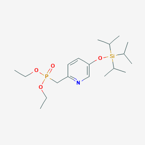 molecular formula C19H36NO4PSi B1494514 Diethyl ((5-((triisopropylsilyl) oxy) pyridin-2-yl)methyl) phosphonate 