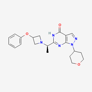 molecular formula C21H25N5O3 B1494680 1-(Oxan-4-yl)-6-[(1R)-1-(3-phenoxyazetidin-1-yl)ethyl]-5H-pyrazolo[3,4-d]pyrimidin-4-one 