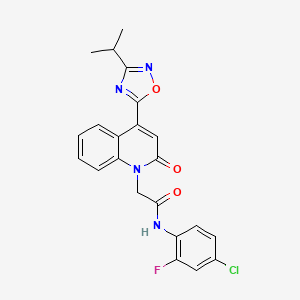 N-(4-chloro-2-fluorophenyl)-2-{2-oxo-4-[3-(propan-2-yl)-1,2,4-oxadiazol-5-yl]quinolin-1(2H)-yl}acetamide