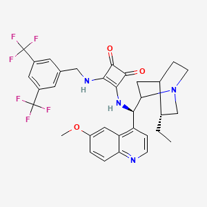 molecular formula C33H32F6N4O3 B1496838 3-[[[3,5-Bis(trifluoromethyl)phenyl]methyl]amino]-4-[[(9R)-10,11-dihydro-6'-methoxycinchonan-9-yl]amino]-3-cyclobutene-1,2-dione, 95% 