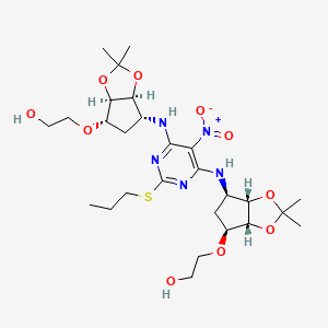 molecular formula C27H43N5O10S B1496897 2,2'-(((3aR,3a'R,4S,4'S,6R,6aS,6'R,6a'S)-6,6'-((5-Nitro-2-(propylthio)pyrimidine-4,6-diyl)bis(azanediyl))bis(2,2-dimethyltetrahydro-3aH-cyclopenta[d][1,3]dioxole-6,4-diyl))bis(oxy))diethanol 