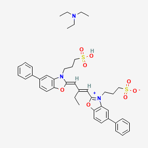 molecular formula C43H51N3O8S2 B1498534 N,N-Diethylethanamine;3-[5-phenyl-2-[(E)-2-[(Z)-[5-phenyl-3-(3-sulfopropyl)-1,3-benzoxazol-2-ylidene]methyl]but-1-enyl]-1,3-benzoxazol-3-ium-3-yl]propane-1-sulfonate 