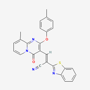 (2E)-2-(1,3-benzothiazol-2-yl)-3-[9-methyl-2-(4-methylphenoxy)-4-oxo-4H-pyrido[1,2-a]pyrimidin-3-yl]prop-2-enenitrile