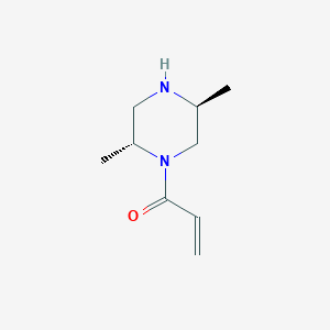 1-((2R,5S)-2,5-Dimethylpiperazin-1-yl)prop-2-en-1-one