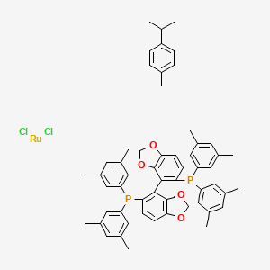 molecular formula C56H58Cl2O4P2Ru B1507629 氯代[(R)-(+)-5,5'-双[二(3,5-二甲苯基)膦]-4,4'-联-1,3-苯并二氧杂环](对伞花烃)钌(II) 氯化物 CAS No. 944451-31-4