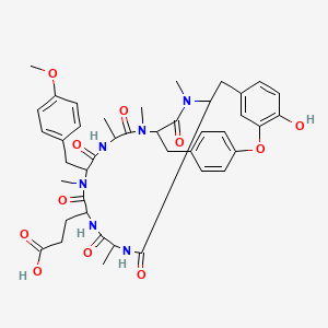 molecular formula C42H50N6O11 B15094528 3-[24-Hydroxy-10-[(4-methoxyphenyl)methyl]-4,9,13,15,29-pentamethyl-2,5,8,11,14,30-hexaoxo-22-oxa-3,6,9,12,15,29-hexazatetracyclo[14.12.2.218,21.123,27]tritriaconta-18,20,23,25,27(31),32-hexaen-7-yl]propanoic acid 