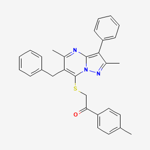 2-[(6-Benzyl-2,5-dimethyl-3-phenylpyrazolo[1,5-a]pyrimidin-7-yl)sulfanyl]-1-(4-methylphenyl)ethanone