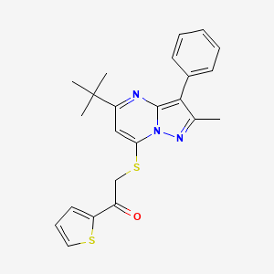 2-[(5-Tert-butyl-2-methyl-3-phenylpyrazolo[1,5-a]pyrimidin-7-yl)sulfanyl]-1-(thiophen-2-yl)ethanone