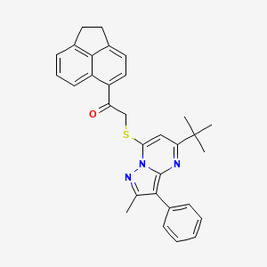 2-[(5-Tert-butyl-2-methyl-3-phenylpyrazolo[1,5-a]pyrimidin-7-yl)sulfanyl]-1-(1,2-dihydroacenaphthylen-5-yl)ethanone