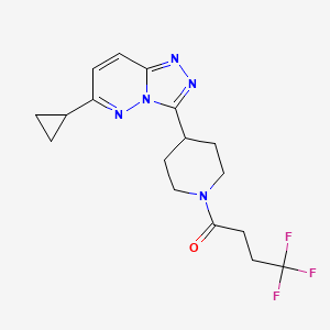 molecular formula C17H20F3N5O B15113763 1-(4-{6-Cyclopropyl-[1,2,4]triazolo[4,3-b]pyridazin-3-yl}piperidin-1-yl)-4,4,4-trifluorobutan-1-one 