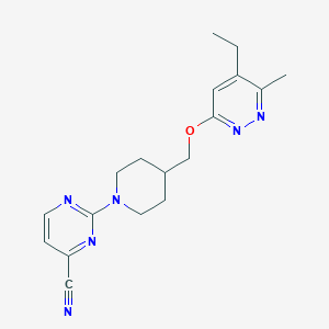 2-(4-{[(5-Ethyl-6-methylpyridazin-3-yl)oxy]methyl}piperidin-1-yl)pyrimidine-4-carbonitrile