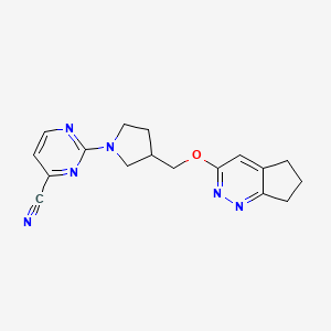 2-[3-({5H,6H,7H-cyclopenta[c]pyridazin-3-yloxy}methyl)pyrrolidin-1-yl]pyrimidine-4-carbonitrile