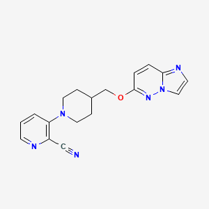 molecular formula C18H18N6O B15116282 3-[4-({Imidazo[1,2-b]pyridazin-6-yloxy}methyl)piperidin-1-yl]pyridine-2-carbonitrile 